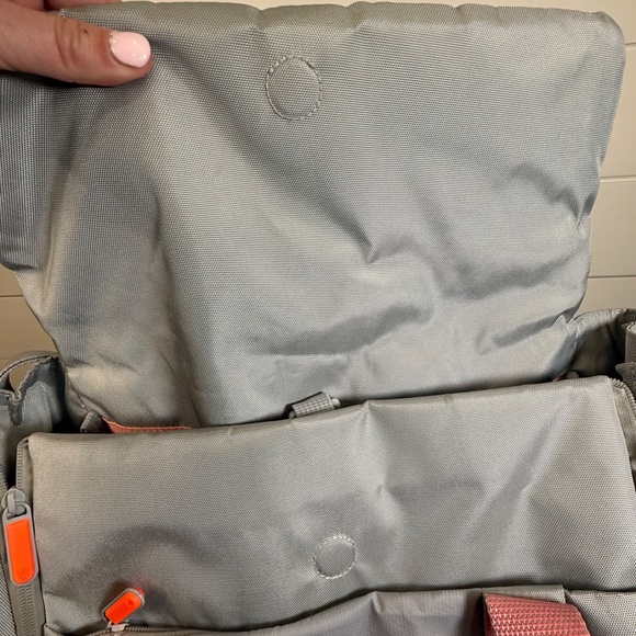 Skip Hop Fit All-Access Diaper Bag, Platinum, Messenger/Tote Bag, Versatile - Picture 5 of 15